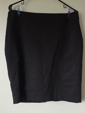 H&M Black Pencil Skirt — Classic Tailored Silhouette
